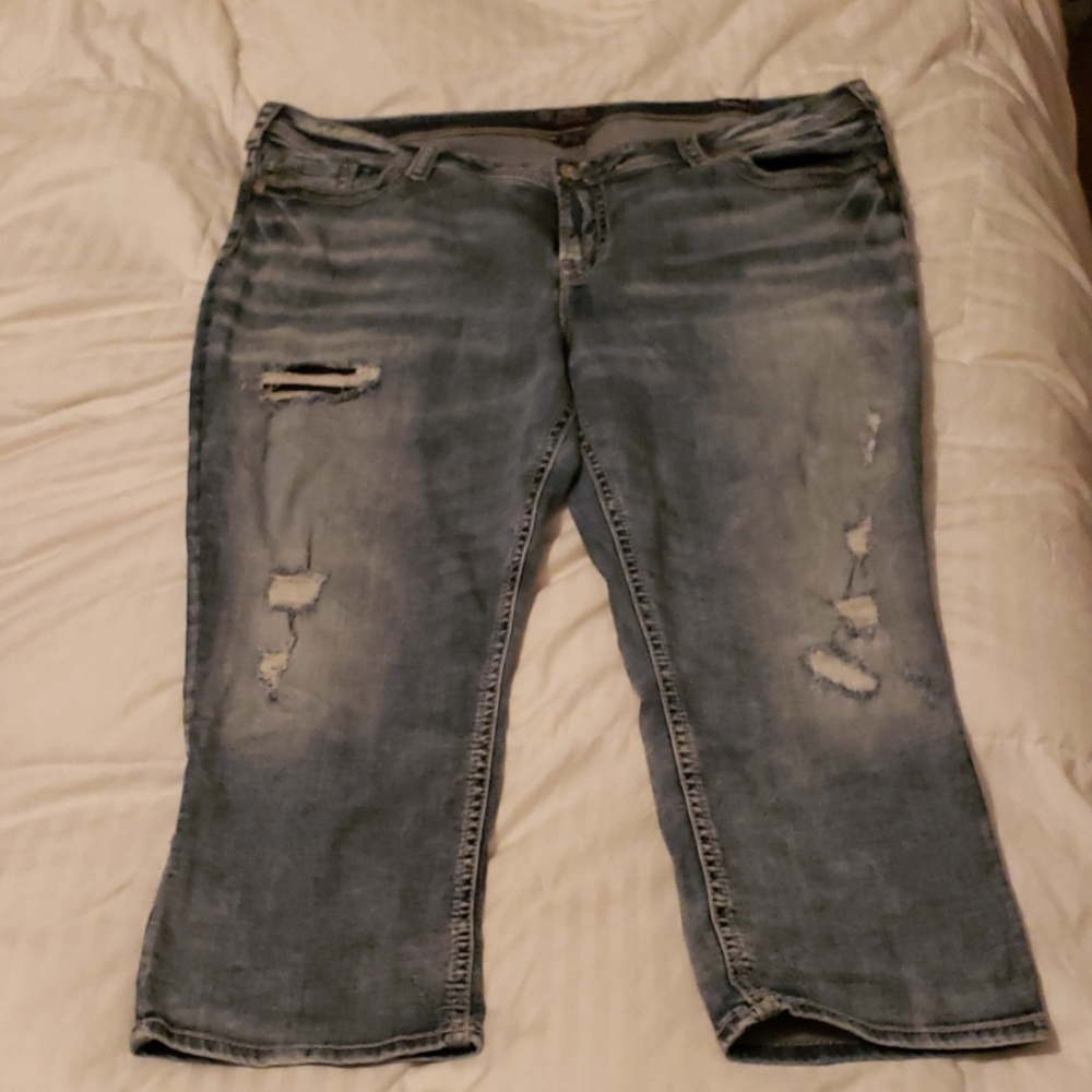 Silver capris. Suki, boyfriend, midrise